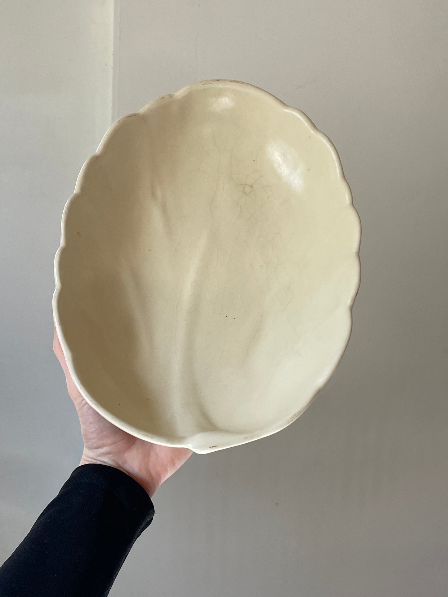 Tri-footed Cream Ceramic Leaf Bowl with Scalloped Edges