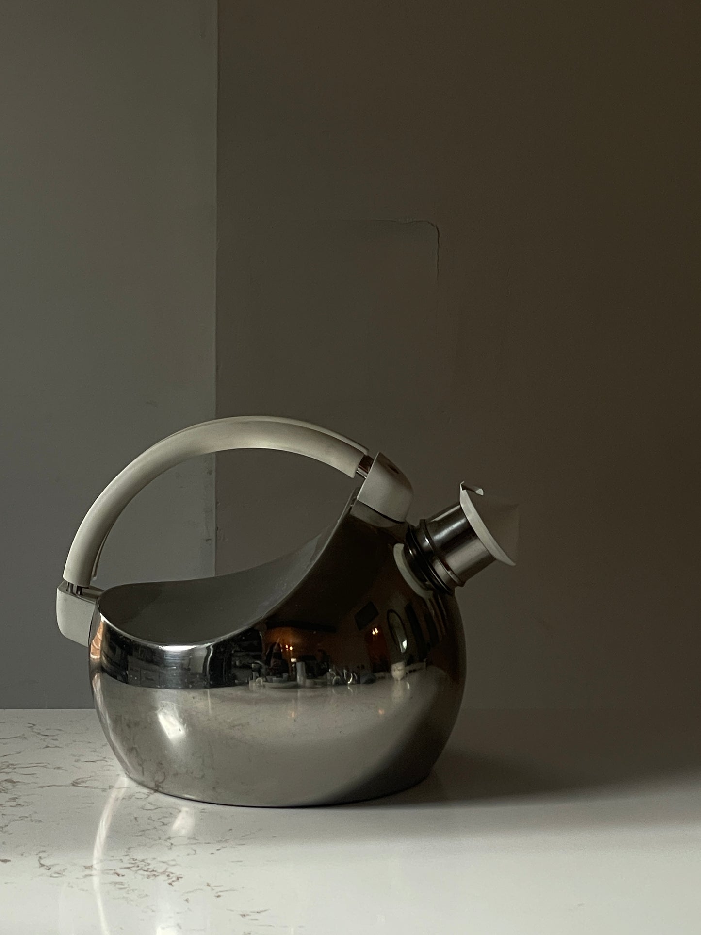 Rare CARLO GIANNINI Postmodern White & Chrome Whistling Italian Stove Top Tea Kettle