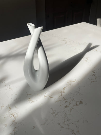 White Porcelain Crossed Vase by Fritz Heidenreich, 1950’s Germany Munstabteilung Selb